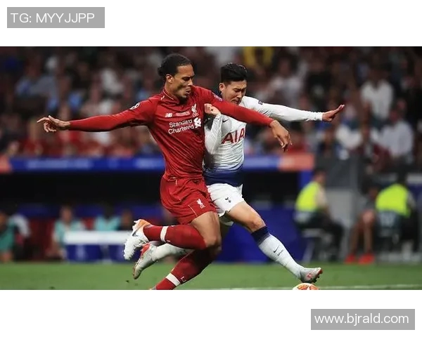 小男孩意外闯入足球场与偶像球星亲密接触感动全场